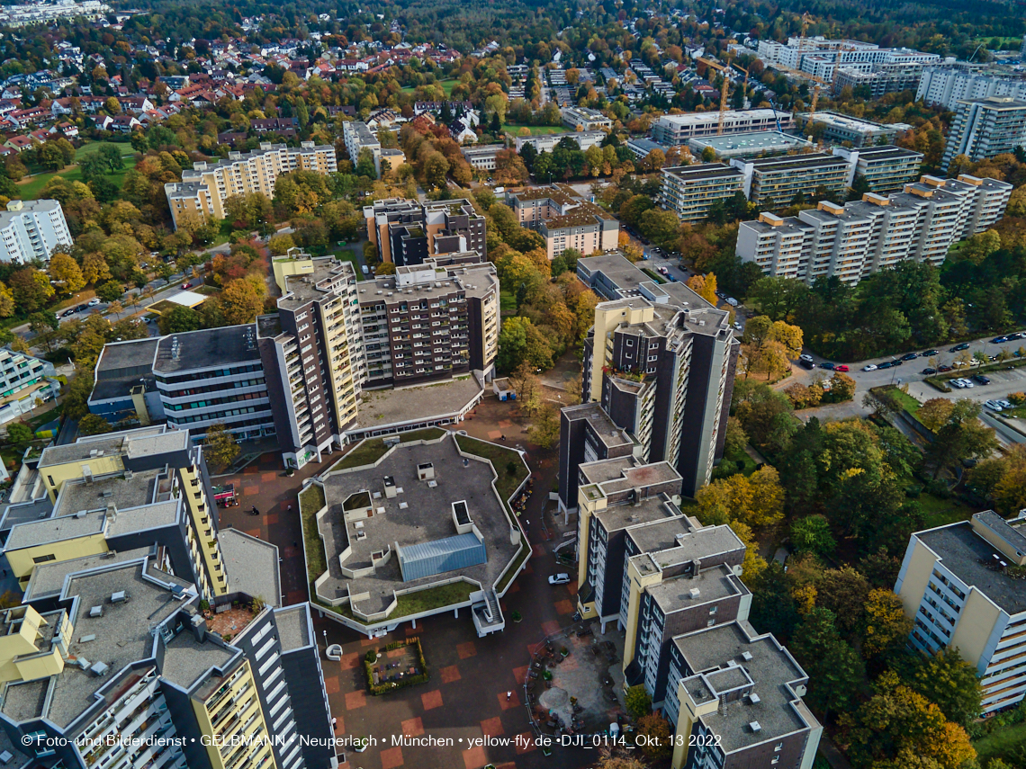13.10.2022 - Das Marx-Zentrum und Wohnanlage Karl-Marx-Ring 52-62 in Neuperlach